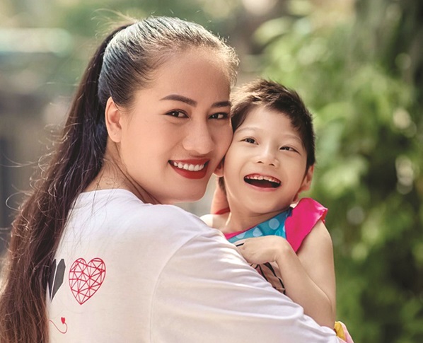Diễn vi&ecirc;n Minh C&uacute;c v&agrave; con g&aacute;i