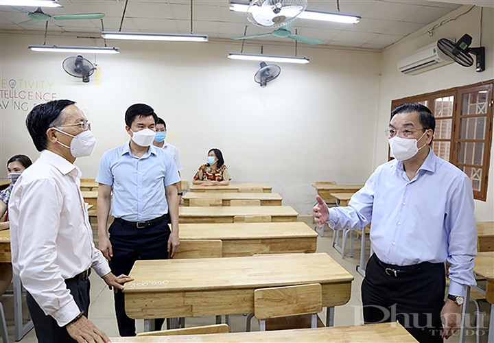 Chủ tịch UBND TP Hà Nội Chu Ngọc Anh kiểm tra công tác phòng, chống dịch COVID-19 và công tác tổ chức kỳ thi vào lớp 10 tại Trường THPT Kim Liên. Chủ tịch UBND TP Hà Nội Chu Ngọc Anh kiểm tra công tác phòng, chống dịch COVID-19 và công tác tổ chức kỳ thi vào lớp 10 tại Trường THPT Kim Liên.
