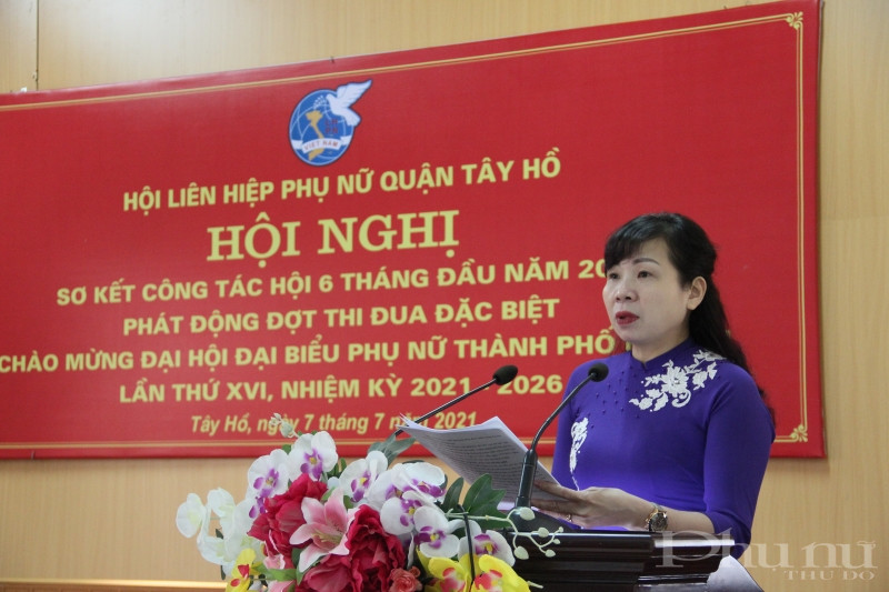 Đồng chí Bùi Thị Ngọc Thúy - Chủ tịch Hội LHPN quận Tây Hồ phát động phong trào thi đua đặc biệt chào mừng Đại hội Đại biểu Phụ nữ Thành phố Hà Nội lần thứ XVI.