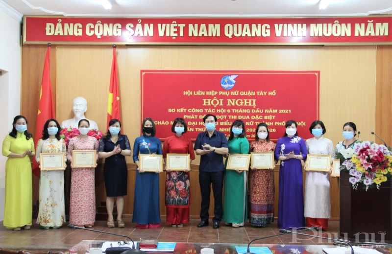 Đại diện lãnh đạo quận Tây Hồ và Hội LHPN quận trao khen thưởng cho các tập thể phụ nữ cơ sở có thành tích trong công tác tuyên truyền bầu cử đại biểu Quốc hội và Hội đồng nhân dân các cấp nhiệm kỳ 2021-2026.