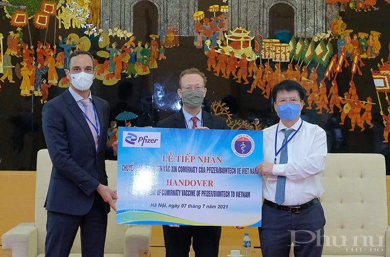Thứ trưởng Bộ Y tế Trương Quốc Cường tiếp nhận lô vắc xin phòng COVID-19 Comirnaty của Pfizer/BioNtech (Ảnh: Trần MInh) Thứ trưởng Bộ Y tế Trương Quốc Cường tiếp nhận lô vắc xin phòng COVID-19 Comirnaty của Pfizer/BioNtech (Ảnh: Trần MInh)