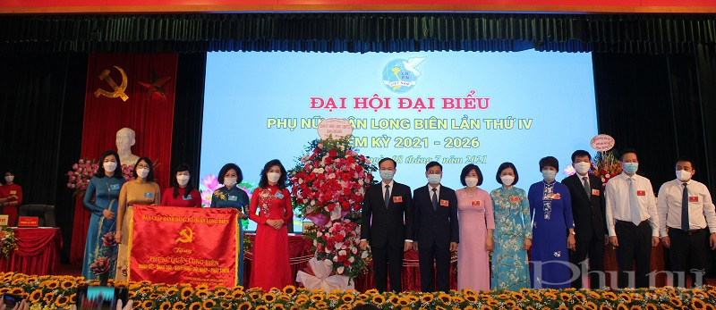 L&atilde;nh đạo Quận ủy - UBND_ HĐND quận Long Bi&ecirc;n tặng hoa v&agrave; bức trướng ch&uacute;c mừng Đại hội