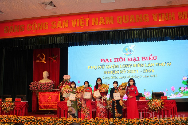 Tại Đại hội, thay mặt Hội LHPN quận Long Bi&ecirc;n đồng ch&iacute; Đ&agrave;o Thu Hải đ&atilde; gửi tặng hoa v&agrave; qu&agrave; chia tay c&aacute;c đồng ch&iacute; th&ocirc;i kh&ocirc;ng tham gia Ban chấp h&agrave;nh  Hội LHPN quận nhiệm kỳ 2021- 2026