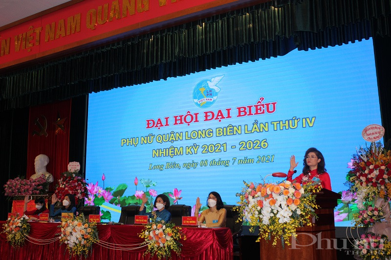 C&aacute;c đại biểu biểu quyết chốt danh s&aacute;ch Bầu BCH Hội LHPN quận nhiệm kỳ 2021 - 2026