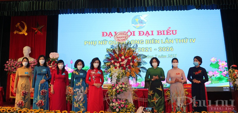 C&aacute;c đồng ch&iacute; Đại diện l&atilde;nh đạo Hội LHPN H&agrave; Nội tặng hoa ch&uacute;c mừng Đại hội