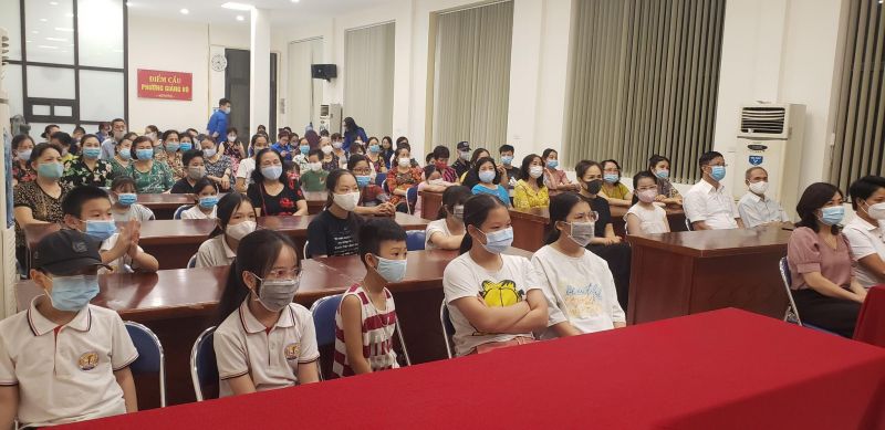 Một buổi truyền th&ocirc;ng về ph&ograve;ng chống x&acirc;m hại t&igrave;nh dục trẻ em trong đại dịch được Ph&ograve;ng D&acirc;n số quận Ba Đ&igrave;nh phối hợp c&aacute;c đo&agrave;n thể tổ chức tại phường Giảng V&otilde;, thu h&uacute;t nhiều gia đ&igrave;nh tham gia.