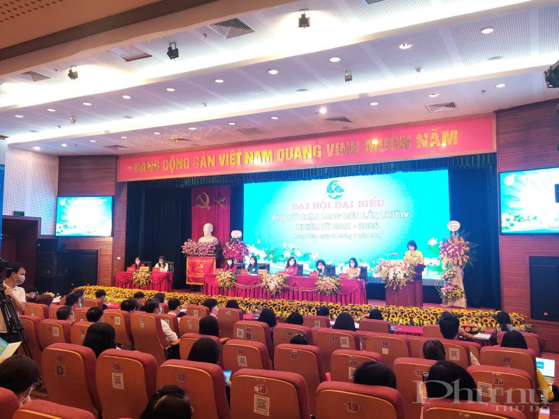 Đại hội đại biểu phụ nữ quận Long Bi&ecirc;n lần thứ IV với 158 đại biểu ch&iacute;nh thức tham dự đại hội.