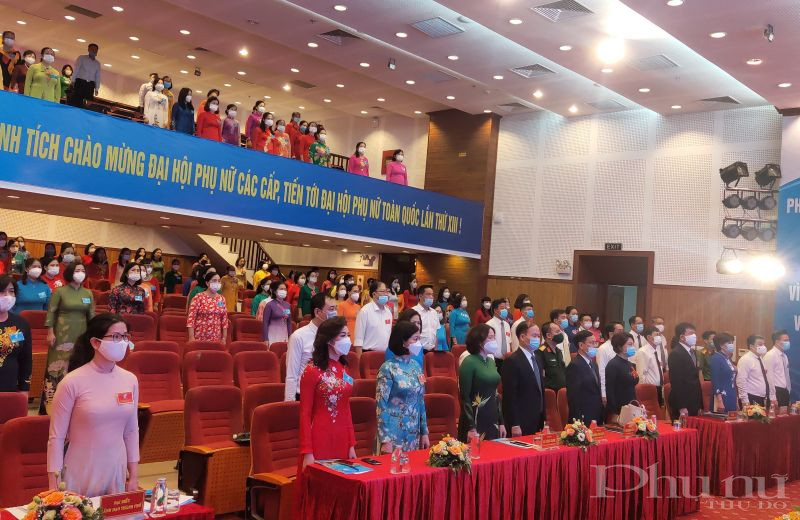 C&aacute;c đại biểu thực hiện nghi thức Ch&agrave;o cờ