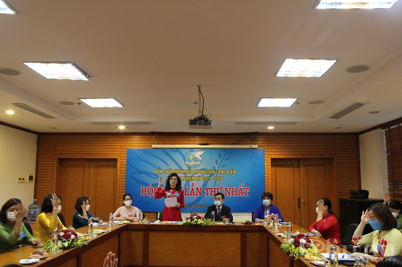 Phi&ecirc;n họp thứ Nhất Ban Chấp h&agrave;nh Hội LHPN quận Long Bi&ecirc;n lần thứ IV