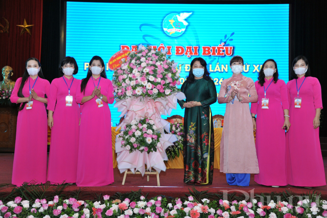 Đồng ch&iacute; Ph&oacute; Chủ tịch Thường trực Hội LHPN H&agrave; Nội Nguyễn Thị Thu Thủy tặng hoa ch&uacute;c mừng Đại hội.