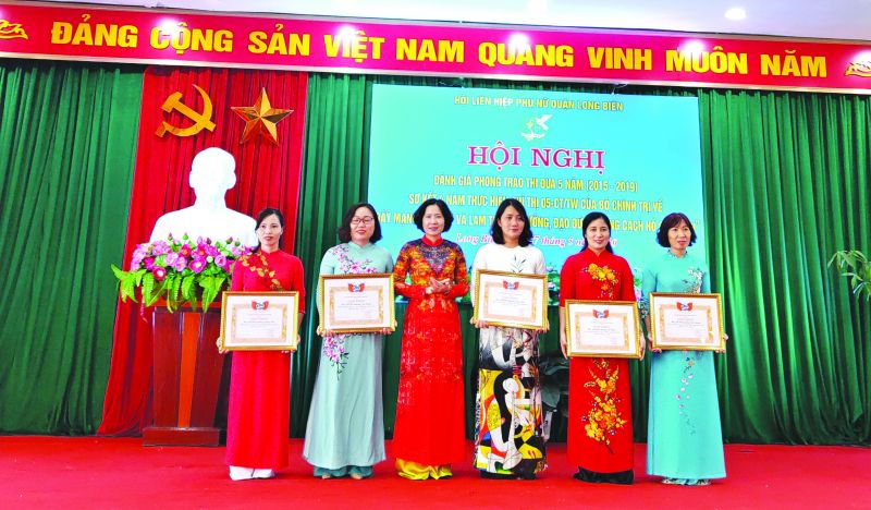 Đồng ch&iacute; L&ecirc; Kim Anh &ndash; Chủ tịch Hội LHPN H&agrave; Nội trao Giấy khen cho c&aacute;c tập thể c&oacute; th&agrave;nh t&iacute;ch xuất sắc trong &ldquo;Học tập v&agrave; l&agrave;m theo tấm gương đạo đức Hồ Ch&iacute; Minh&rdquo;