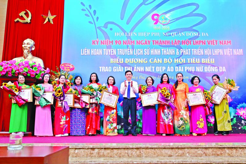 Lãnh đạo Quận ủy và Hội LHPN quận biểu dương và trao thưởng cho các cá nhân, tập thể có thành tích xuất sắc trong dịp kỷ niệm 90 năm ngày thành lập Hội LHPN (HPN)