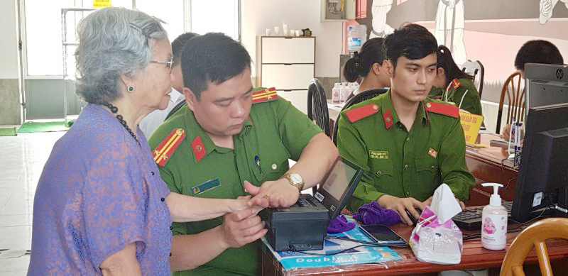 C&ocirc;ng an phường Y&ecirc;n H&ograve;a l&agrave;m căn cước c&ocirc;ng d&acirc;n cho người d&acirc;n (ảnh chụp trước ng&agrave;y 27/04/2021)