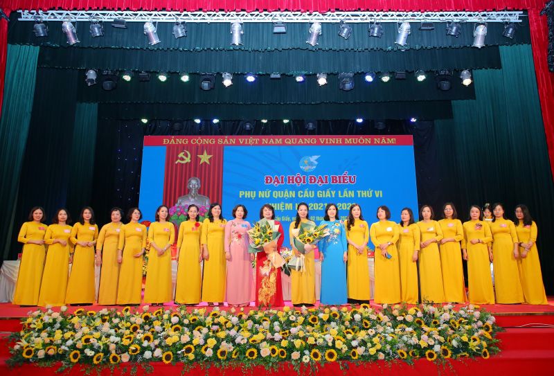 BCH Hội LHPN quận Cầu Giấy khóa VI ra mắt ngày 2/7/2021 BCH Hội LHPN quận Cầu Giấy khóa VI ra mắt ngày 2/7/2021