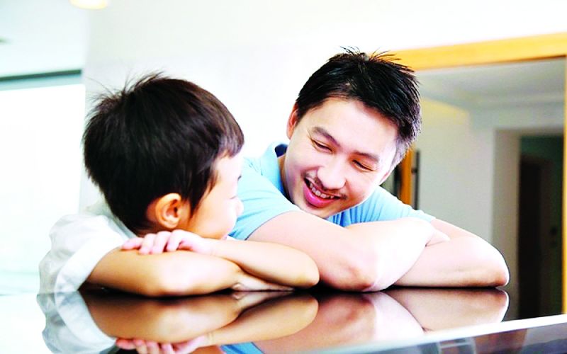 Anh vượt cửa ải con ri&ecirc;ng bằng c&aacute;ch trở th&agrave;nh người bạn tri kỳ của thằng b&eacute; trước khi v&agrave;o vai bố dượng (Ảnh minh họa)