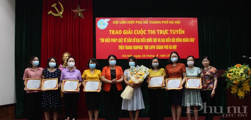 Trao giải cuộc thi “Tìm hiểu pháp luật về bầu cử ĐBQH và đại biểu HĐND” - ảnh 1