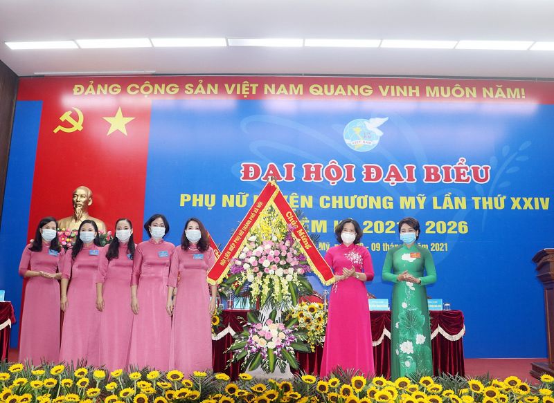 L&atilde;nh đạo Hội LHPN TP H&agrave; Nội tặng hoa ch&uacute;c mừng Đại hội
