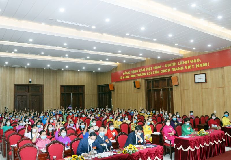 C&aacute;c đại biểu biểu quyết giơ tay để bầu ra Ban Chấp h&agrave;nh Hội LHPN huyện Chương Mỹ v&agrave; c&aacute;c đại diện dự Đại hội Đại biểu phụ nữ th&agrave;nh phố H&agrave; Nội nhiệm kỳ 2021-2026 sắp tới.