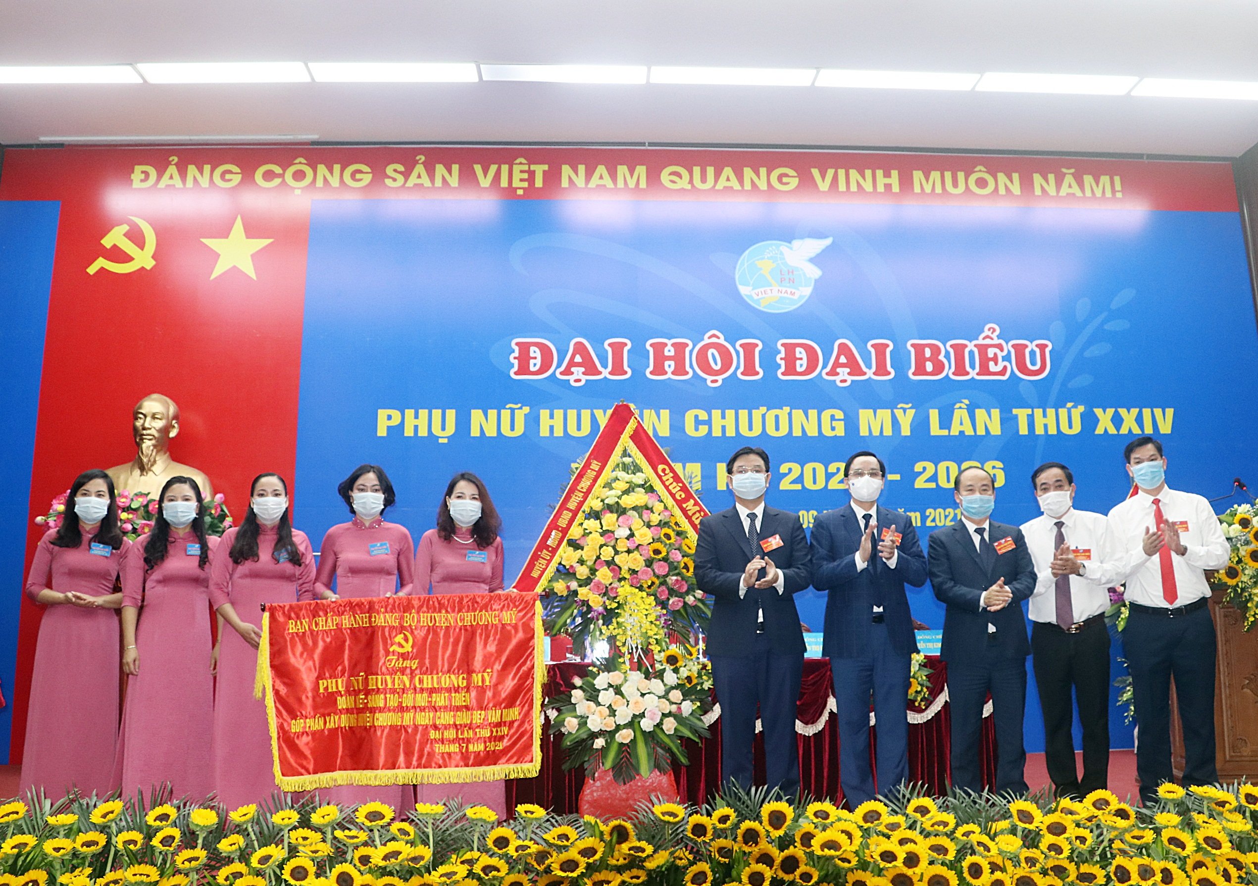 L&atilde;nh đạo huyện uỷ Chương Mỹ tặng hoa ch&uacute;c mừng Đại hội