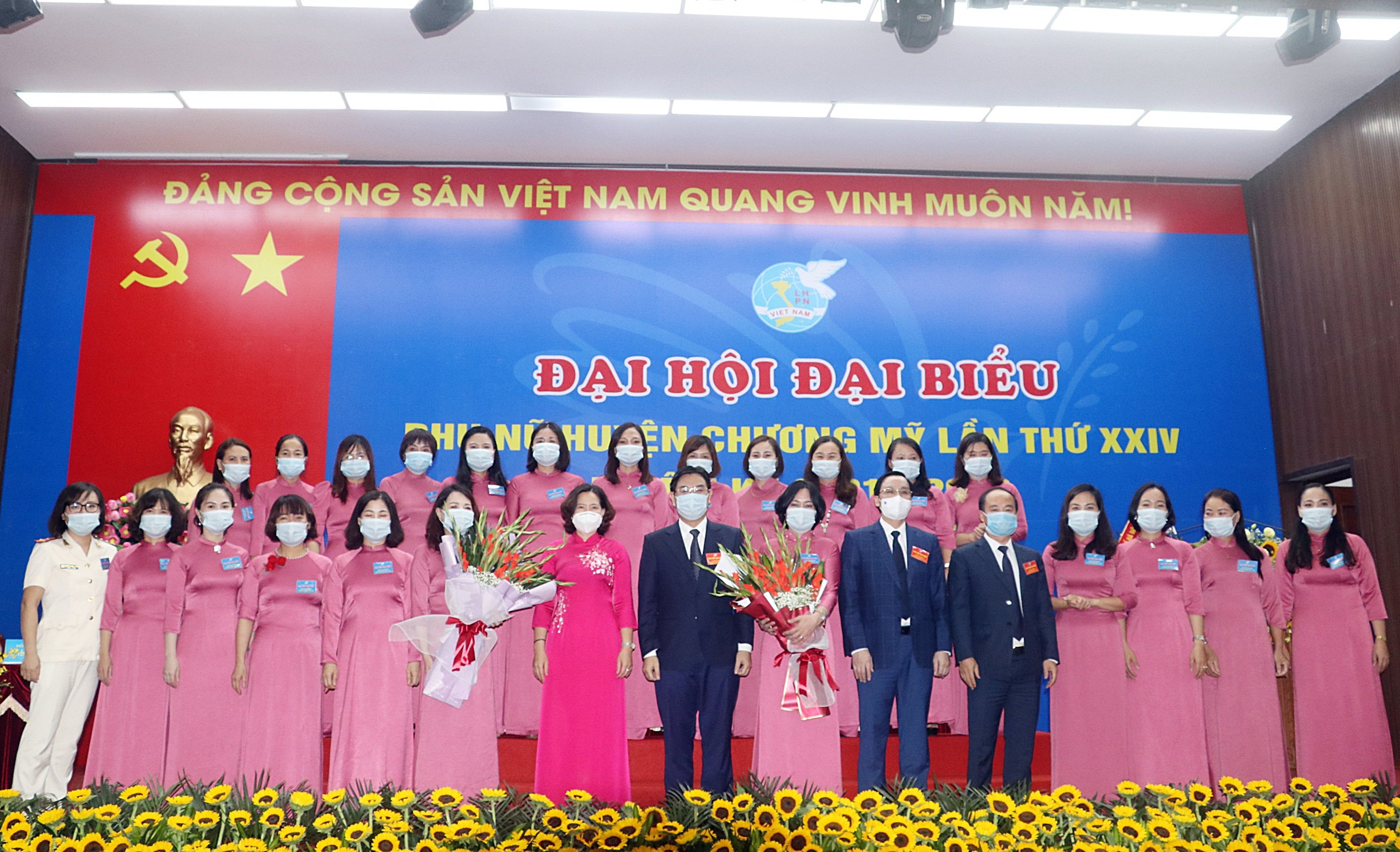 Ban Chấp h&agrave;nh Hội LHPN huyện Chương Mỹ kho&aacute; 2021-2026 ra mắt v&agrave; chụp ảnh lưu niệm c&ugrave;ng c&aacute;c đồng ch&iacute; l&atilde;nh đạo Hội LHPN TP H&agrave; Nội v&agrave; l&atilde;nh đạo huyện uỷ tại Đại hội