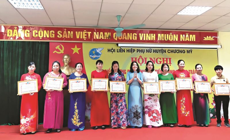 5 năm qua, ph&aacute;t huy tinh thần đo&agrave;n kết, s&aacute;ng tạo, c&aacute;c cấp Hội Phụ nữ huyện Chương Mỹ đ&atilde; nỗ lực triển khai c&oacute; hiệu quả c&aacute;c phong tr&agrave;o thi đua, cuộc vận động tạo nhiều dấu ấn đ&aacute;ng ghi nhận g&oacute;p phần thực hiện thắng lợi Nghị quyết Đại hội Phụ nữ huyện lần thứ XXIII, đ&oacute;ng g&oacute;p t&iacute;ch cực thực hiện nhiệm vụ kinh tế, văn h&oacute;a, x&atilde; hội của địa phương.