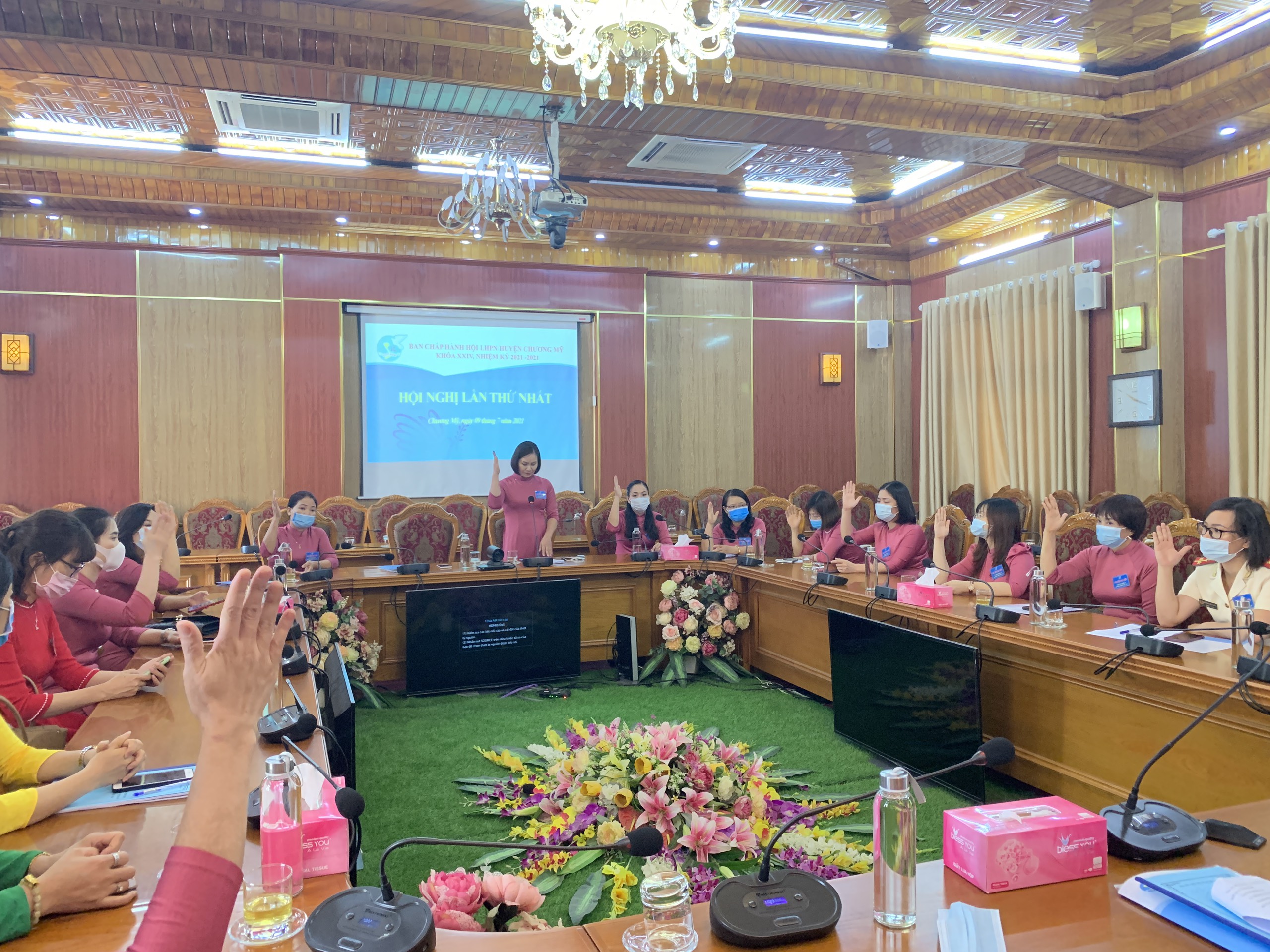 Tại phi&ecirc;n họp thứ nhất, c&aacute;c đại biểu thống nhất bầu ra 7 đồng ch&iacute; Ban Thường vụ Hội LHPN huyện Chương Mỹ, trong đ&oacute;, đồng ch&iacute; B&ugrave;i Minh Đức giữ chức Chủ tịch Hội LHPN huyện, đồng ch&iacute; Nguyễn Thị Hường v&agrave; đồng ch&iacute; Nguyễn Thị Thanh được giữ chức vụ Ph&oacute; Chủ tịch Hội LHPN huyện.