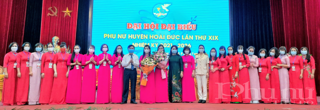 L&atilde;nh đạo Hội LHPN TP. H&agrave; Nội v&agrave; l&atilde;nh đạo Huyện uỷ ch&uacute;c mừng 23 đồng ch&iacute; trong BCH mới.