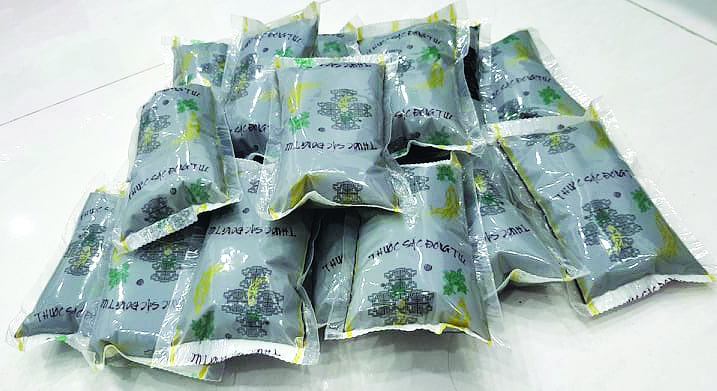 Những gói thuốc sắc do “lương y” đem tới tận nhà để bệnh nhân K uống (NVCC)