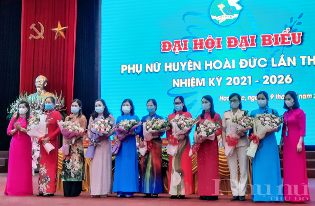 Tặng hoa chia tay c&aacute;c đồng ch&iacute; BCH kho&aacute; XVIII kh&ocirc;ng t&aacute;i cử.