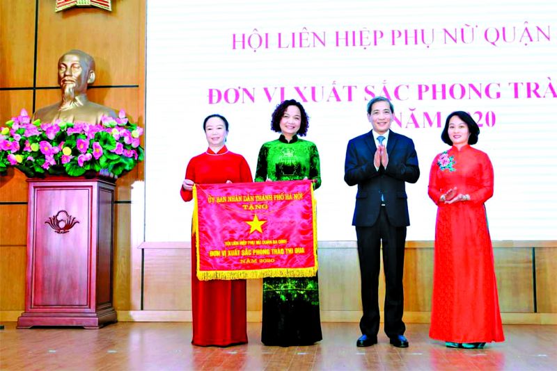 Các đồng chí lãnh đạo Quận ủy, Hội LHPN Hà Nội chúc mừng Hội LHPN Quận Ba Đình vinh dự nhận “Cờ đơn vị xuất sắc phong trào thi đua” của UBND TP tặng năm 2020 (HPN)