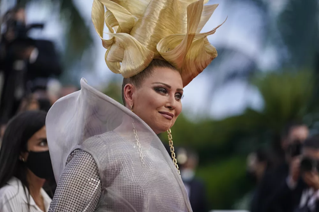 Elena Lenina tạo dáng trước các nhiếp ảnh gia.