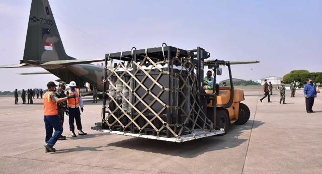 Máy bay mang hàng viện trợ của Singapore đã hạ cánh xuống sân bay Jakarta.