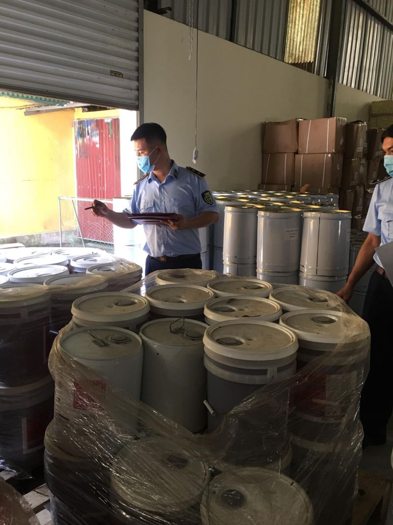 Lực lượng QLTT đang kiểm tra kho hàng