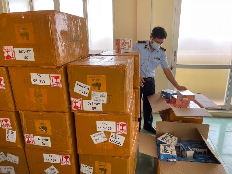 Lực lượng QLTT kiểm tra kho hàng