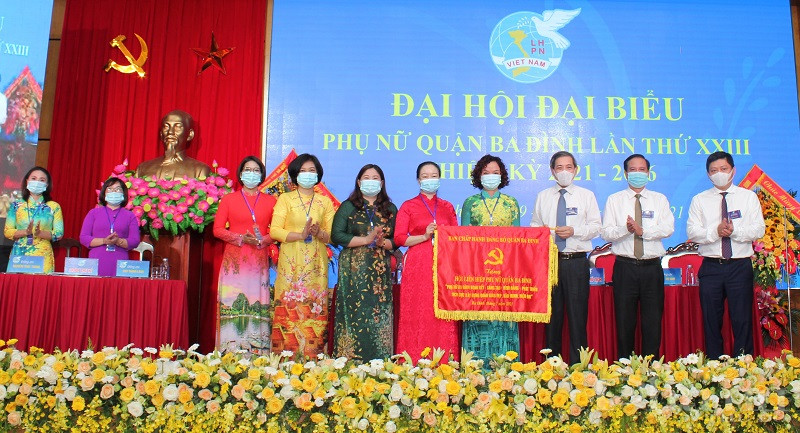 Lãnh đạo Quận Ba Đình tặng bức trướng cho Đại hội Lãnh đạo Quận Ba Đình tặng bức trướng cho Đại hội