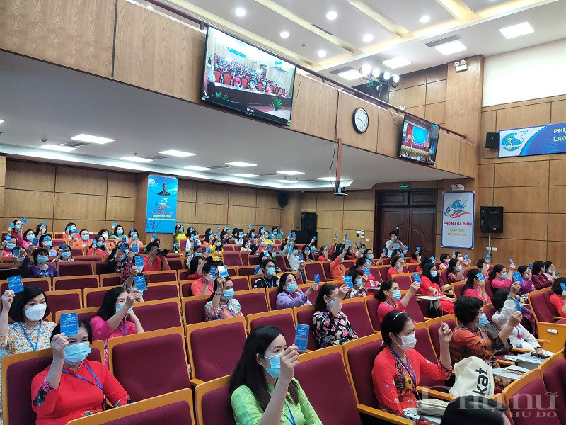 Các đại biểu sử dụng thẻ để biếu quyết bầu Ban Chấp hành Hội LHPN quận, Bầu đoàn đại biểu đi dự đại hội đại biểu phụ nữ thành phố lần thứ XVI và Bầu Ban Thường vụ và  các chức danh chủ chốt Chủ tịch và Phó Chủ  tịch Hội LHPN quận lần thứ XXIII Các đại biểu sử dụng thẻ để biếu quyết bầu Ban Chấp hành Hội LHPN quận, Bầu đoàn đại biểu đi dự đại hội đại biểu phụ nữ thành phố lần thứ XVI và Bầu Ban Thường vụ và  các chức danh chủ chốt Chủ tịch và Phó Chủ  tịch Hội LHPN quận lần thứ XXIII