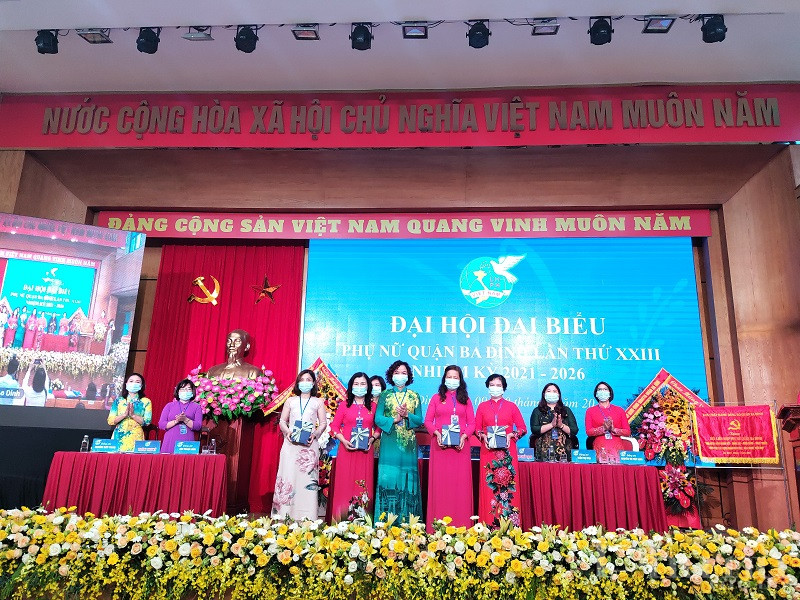 Dịp này, Hội LHPN quận Ba Đình tri ân và tặng quà chia tay các đồng chí thôi không tham gia Ban chấp hành Hội LHPN quận lần thứ XXIII Dịp này, Hội LHPN quận Ba Đình tri ân và tặng quà chia tay các đồng chí thôi không tham gia Ban chấp hành Hội LHPN quận lần thứ XXIII