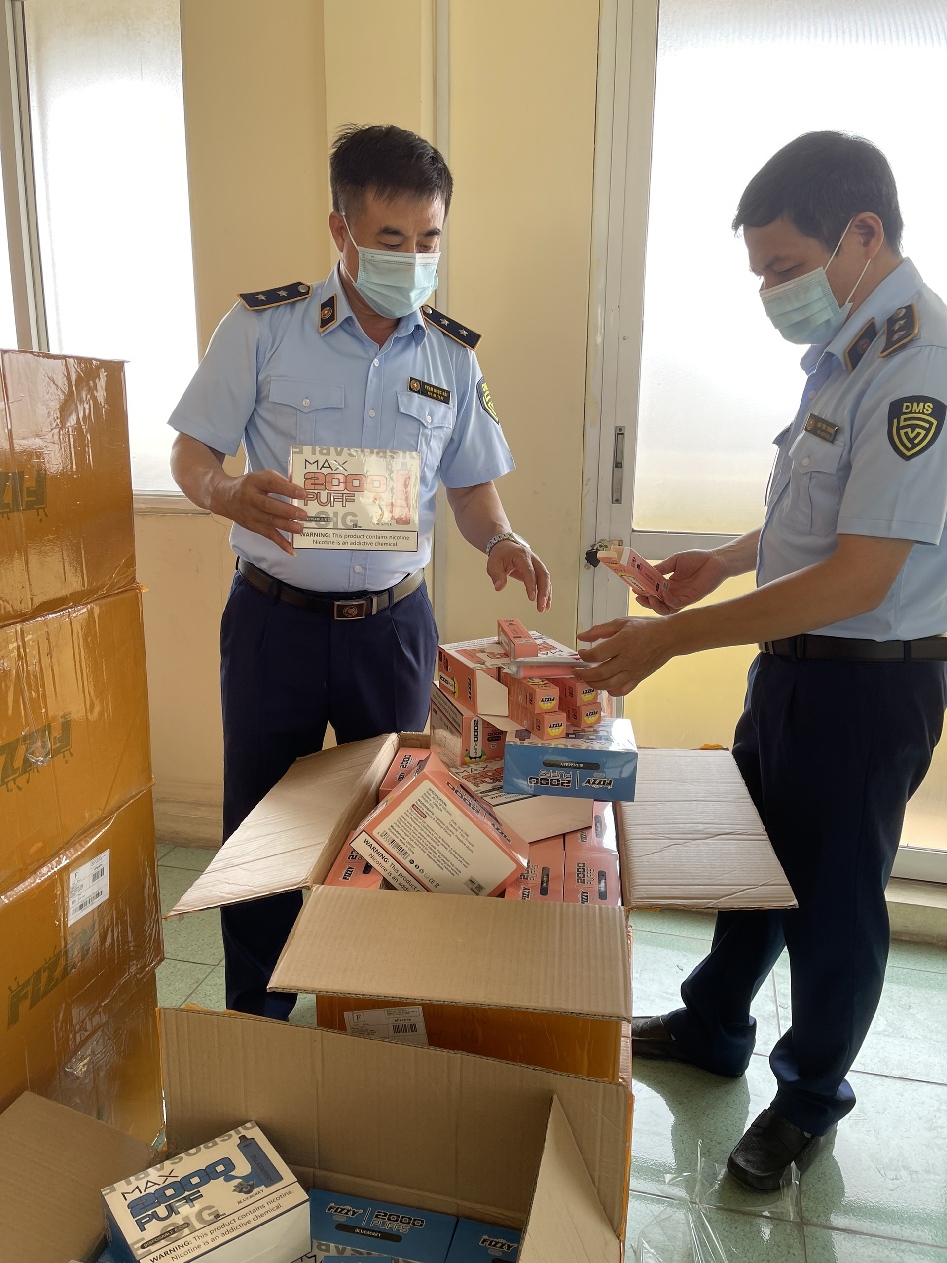 Lực lượng chức năng đang kiểm tra số h&agrave;ng h&oacute;a bị thu giữ