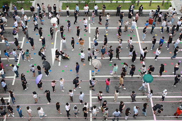 Hàn Quốc bắt đầu giãn cách xã hội mức cao nhất ở thủ đô Seoul - ảnh 1