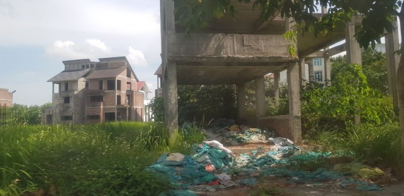 Nhiều biệt thự x&acirc;y dựng dở dang để hoang cho cỏ mọc v&agrave; r&aacute;c thải