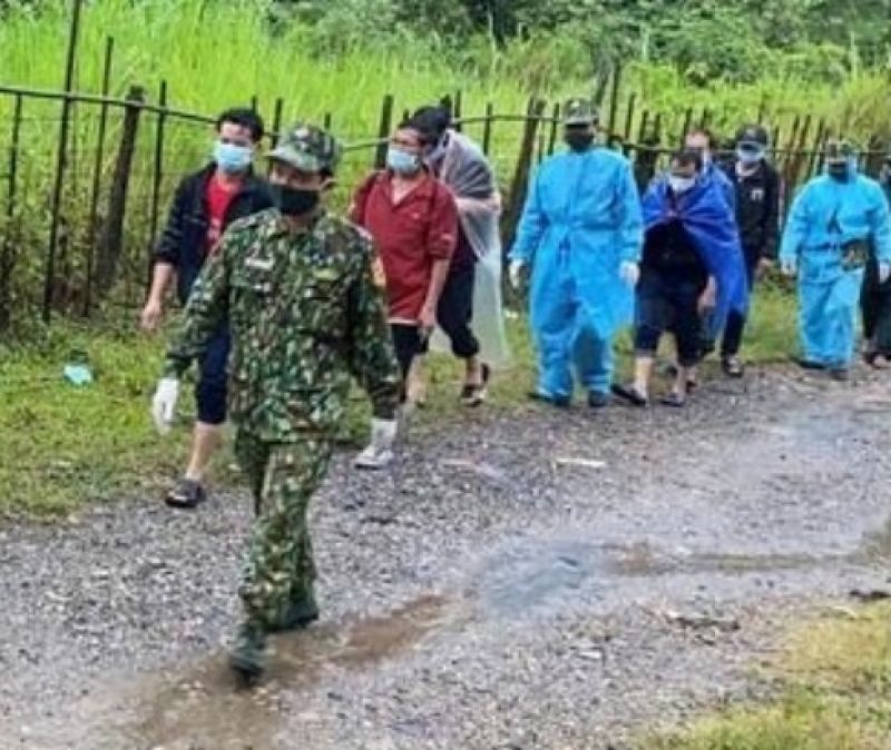 C&aacute;c đối tượng đang bị đưa về để l&agrave;m thủ tục xử l&yacute; theo quy định