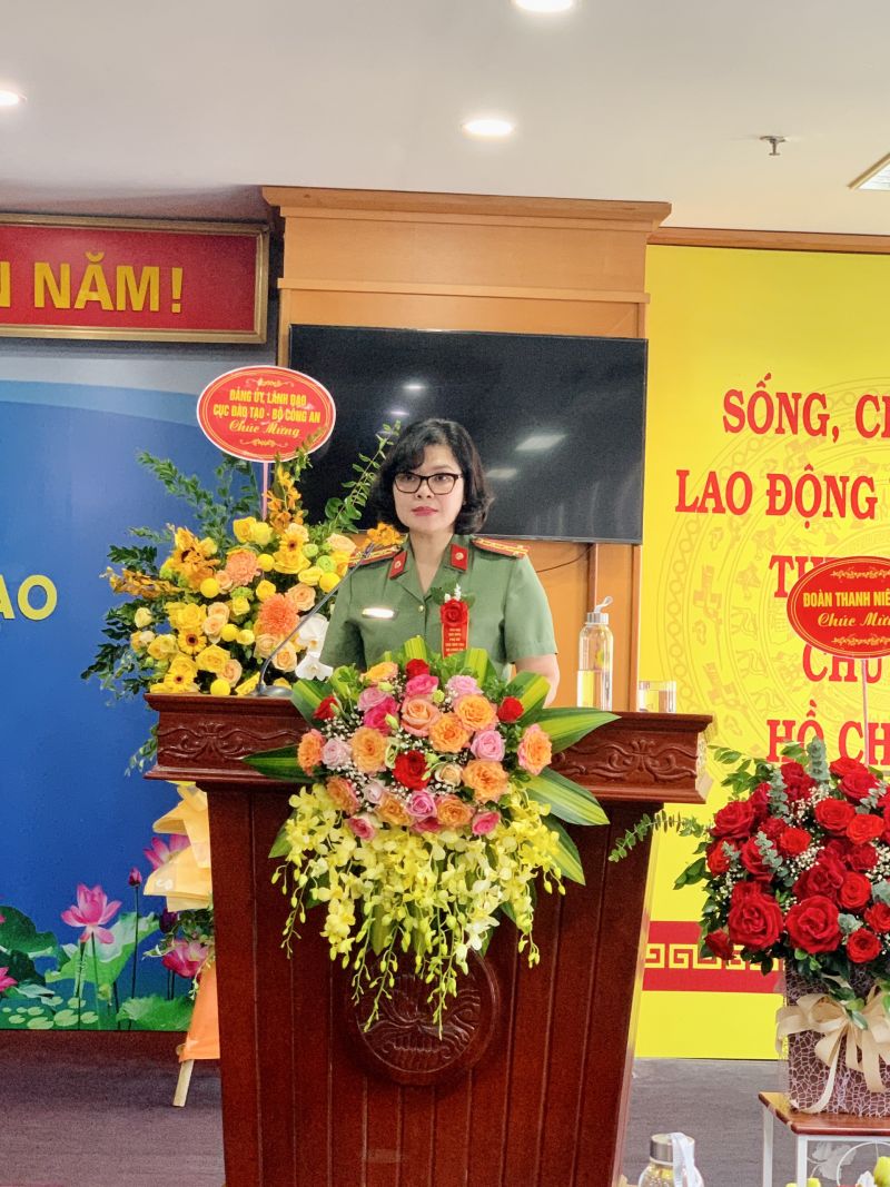 Đại t&aacute; Ng&ocirc; Ho&agrave;i Thu, Ph&oacute; Cục trưởng Cục C&ocirc;ng t&aacute;c Đảng v&agrave; c&ocirc;ng t&aacute;c Ch&iacute;nh trị, Chủ tịch Hội Phụ nữ Bộ C&ocirc;ng an ph&aacute;t biểu chỉ đạo tại Đại hội