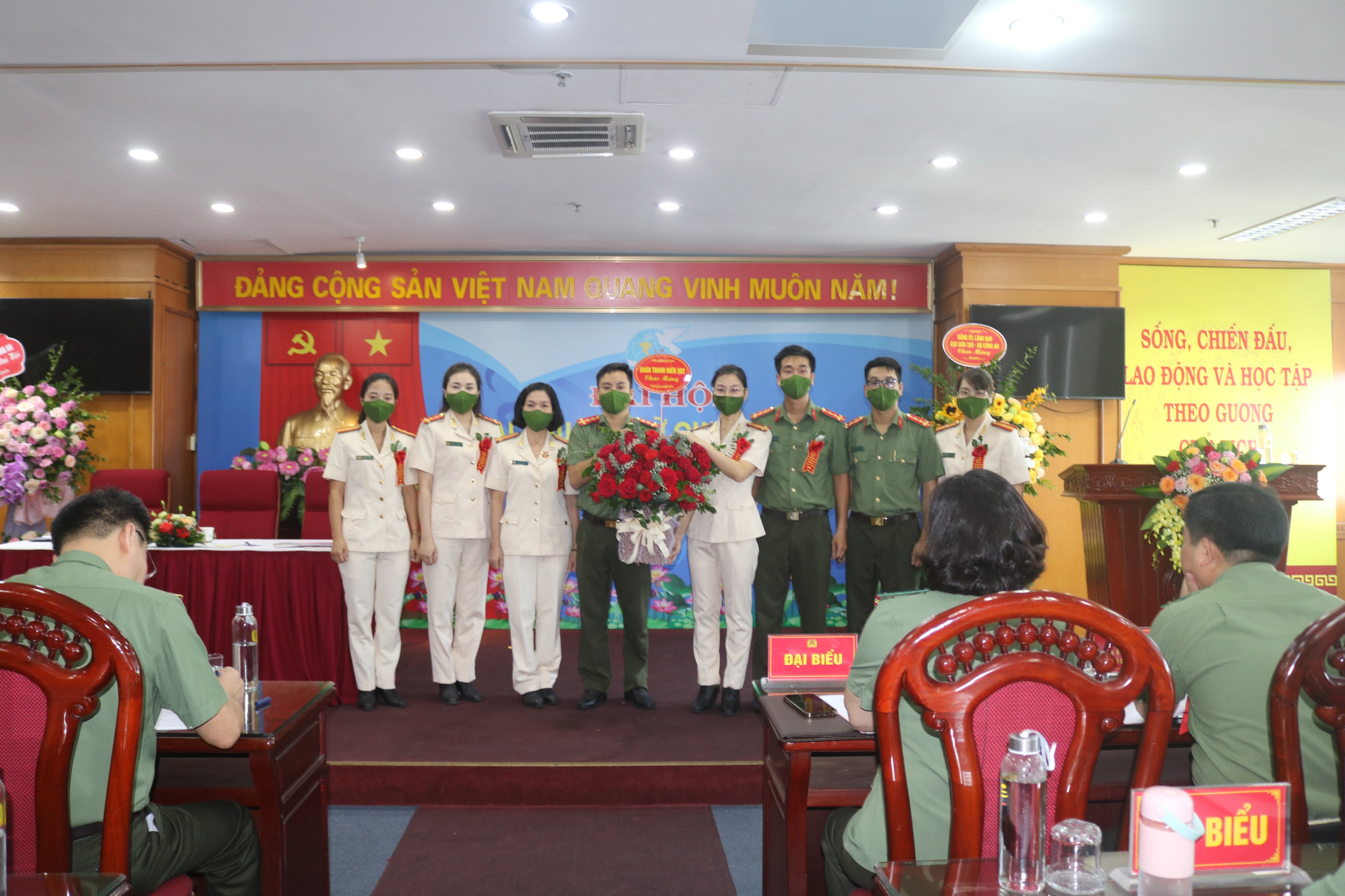 Đại diện l&atilde;nh đạo Cục Đ&agrave;o tạo, Bộ C&ocirc;ng an v&agrave; Hội LHPN Bộ C&ocirc;ng an tặng hoa ch&uacute;c mừng đại hội