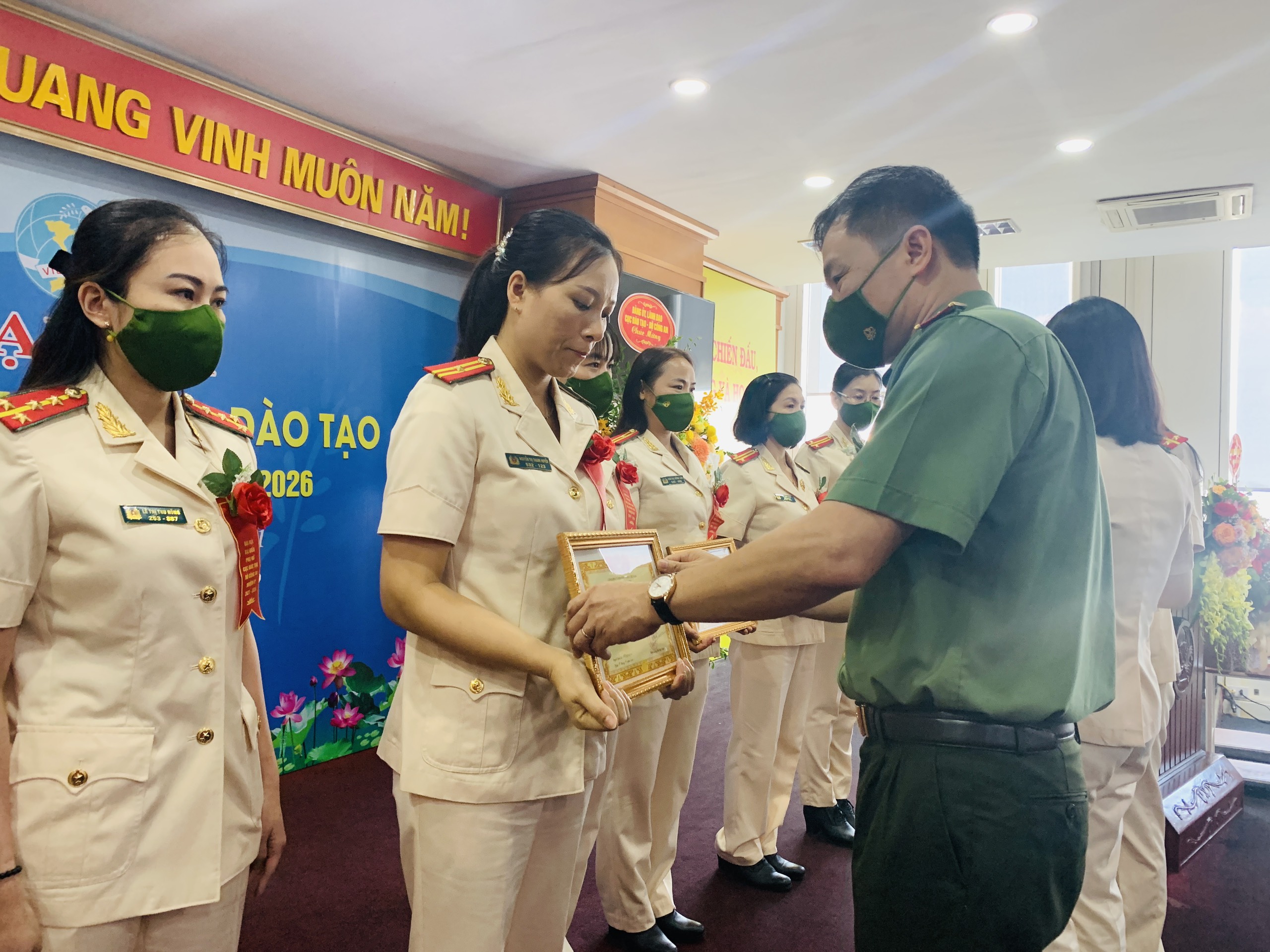 Tại Đại hội, Thiếu tướng, PGS.TS Đỗ Anh Tuấn - B&iacute; thư Đảng ủy, Cục trưởng Cục Đ&agrave;o tạo, Bộ C&ocirc;ng an tặng Giấy khen cho c&aacute;c c&aacute; nh&acirc;n c&oacute; th&agrave;nh t&iacute;ch xuất sắc trong c&ocirc;ng t&aacute;c Hội v&agrave; phong tr&agrave;o phụ nữ giai đoạn 2016-2021