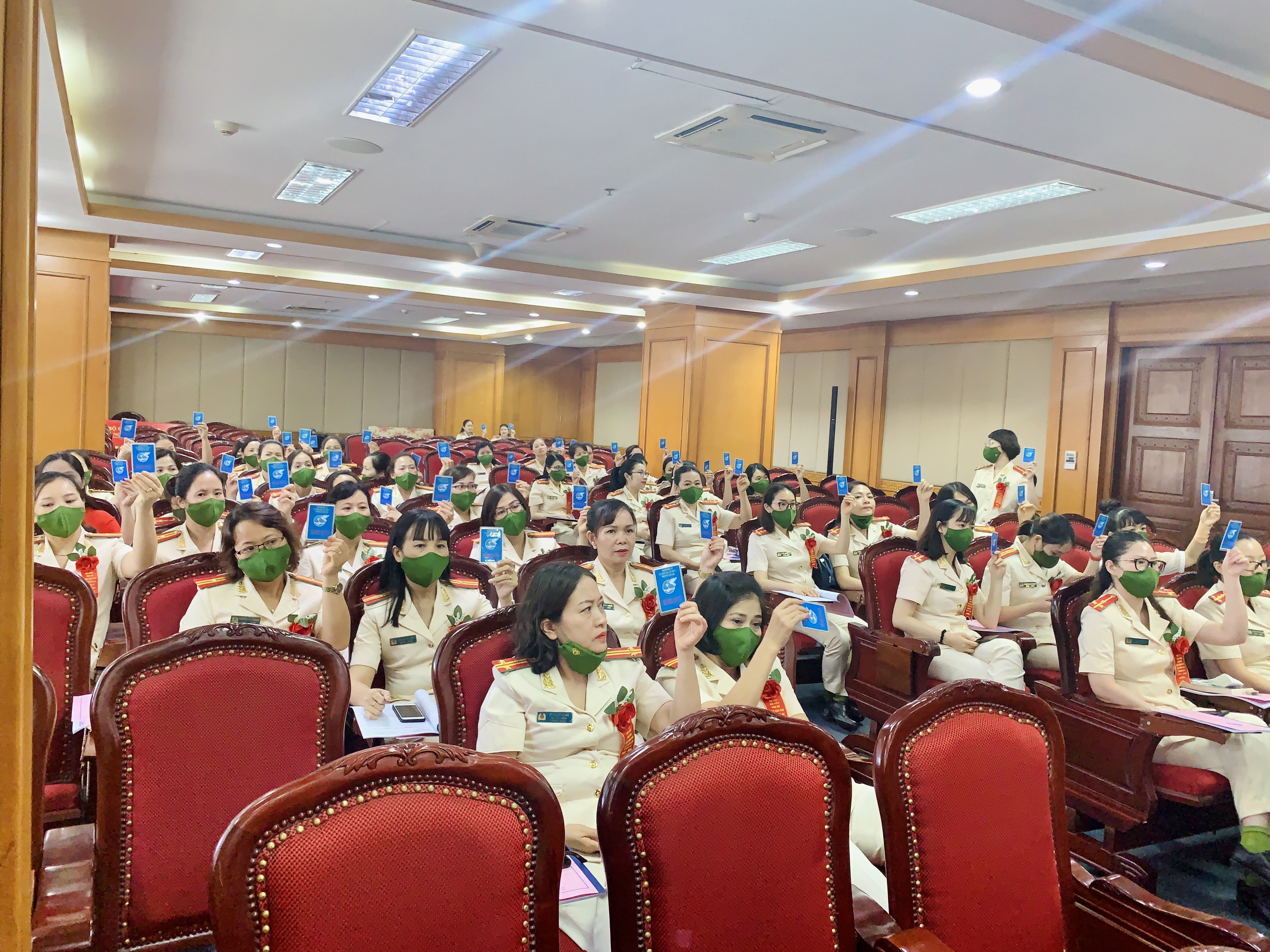 C&aacute;c đại biểu bầu cử bằng h&igrave;nh thức biểu quyết giơ tay