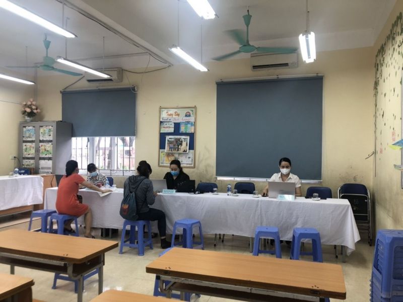 Bộ phận tuyển sinh trường tiểu học Ba Đình tiếp nhận và hỗ trợ công tác tuyển sinh trong sáng 12/7