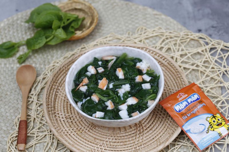 Bữa ăn của trẻ cần bổ sung vi chất từ nguồn thực phẩm tự nhi&ecirc;n v&agrave; thực phẩm bổ sung.