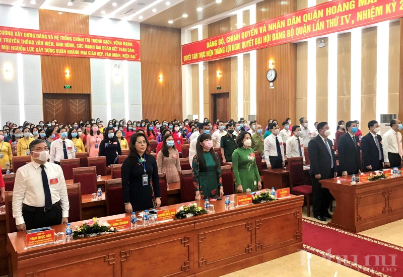 C&aacute;c đại biểu thực hiện nghi lễ ch&agrave;o cờ tại Đại hội.