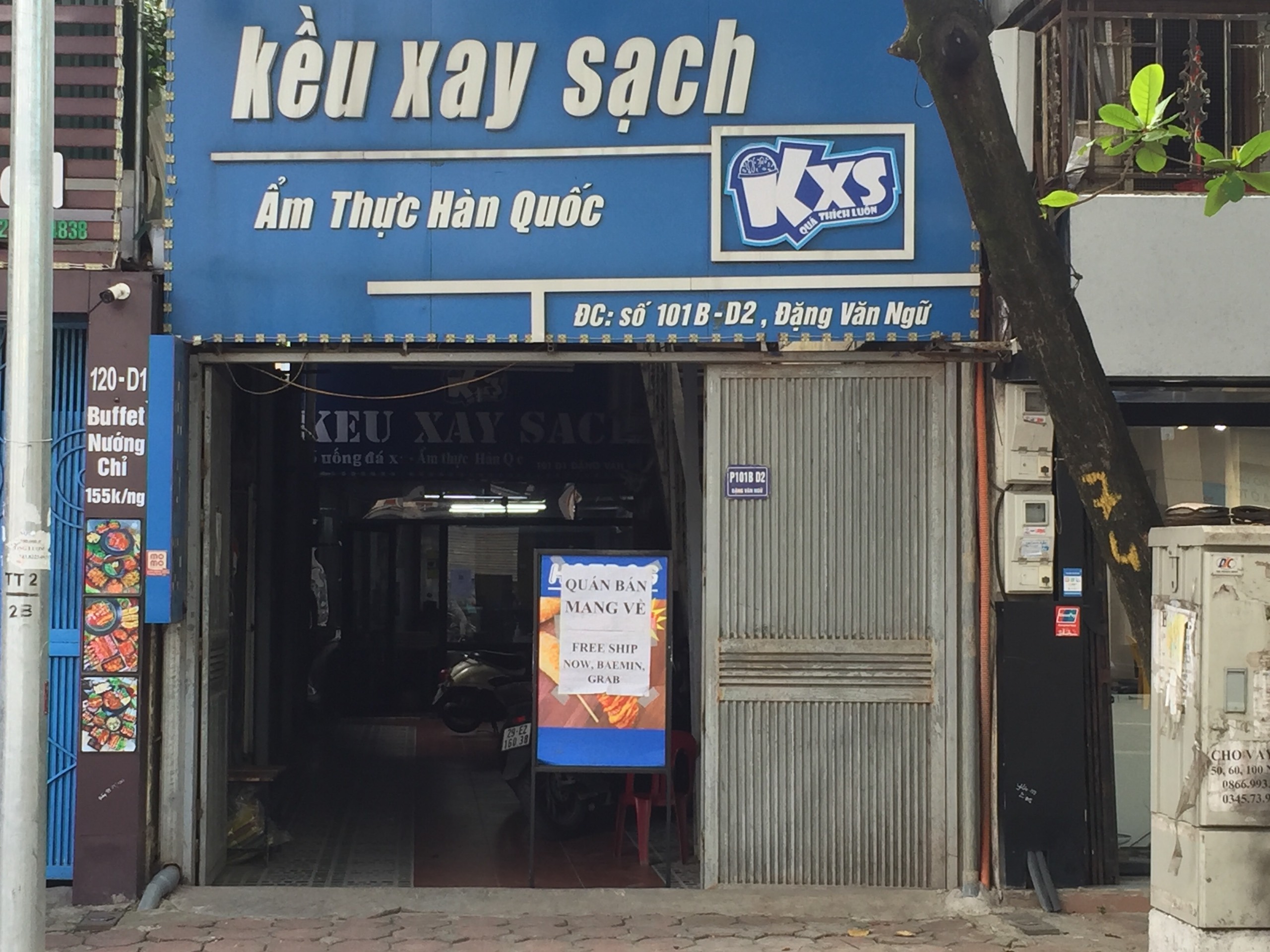 Một cửa h&agrave;ng tr&ecirc;n phố Đặng Văn Ngữ cũng d&aacute;n th&ocirc;ng b&aacute;o 