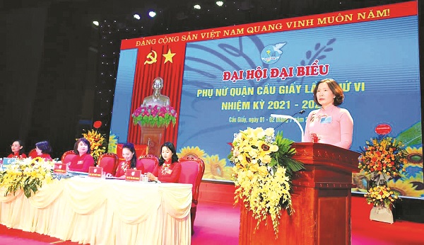 Đồng ch&iacute; L&ecirc; Kim Anh &ndash; Chủ tịch Hội LHPN H&agrave; Nội ph&aacute;t biểu chỉ đạo tạiĐại hội Đại biểu Phụ nữ quận Cầu Giấy, nhiệm kỳ 2021-2026.